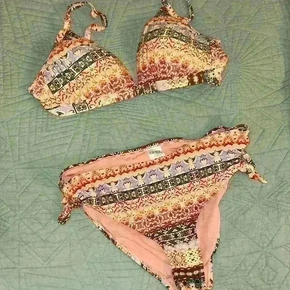 Time and Tru bathingsuit - Picture 1 of 2
